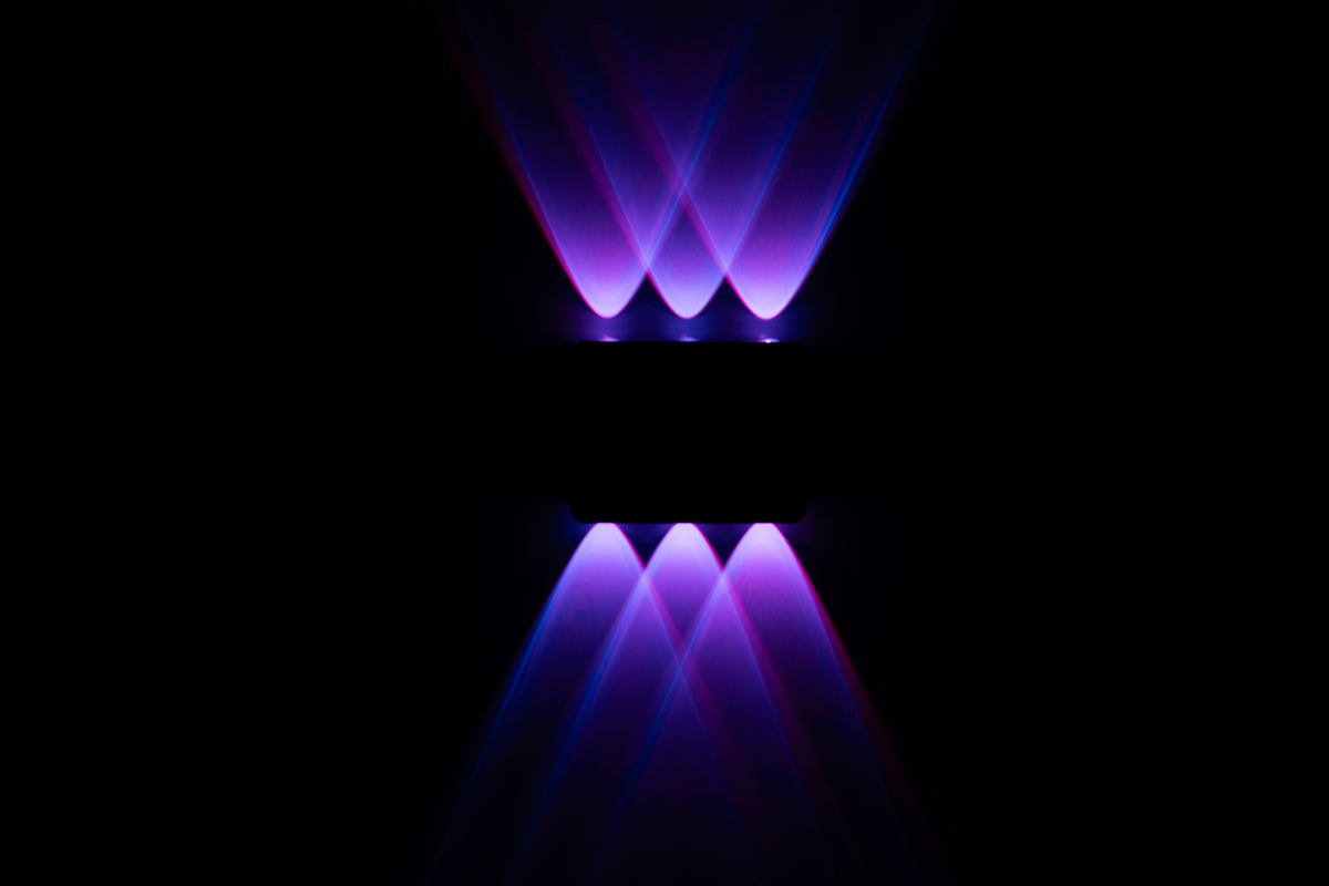 Luces solares proyectando haces de luz color púrpura
